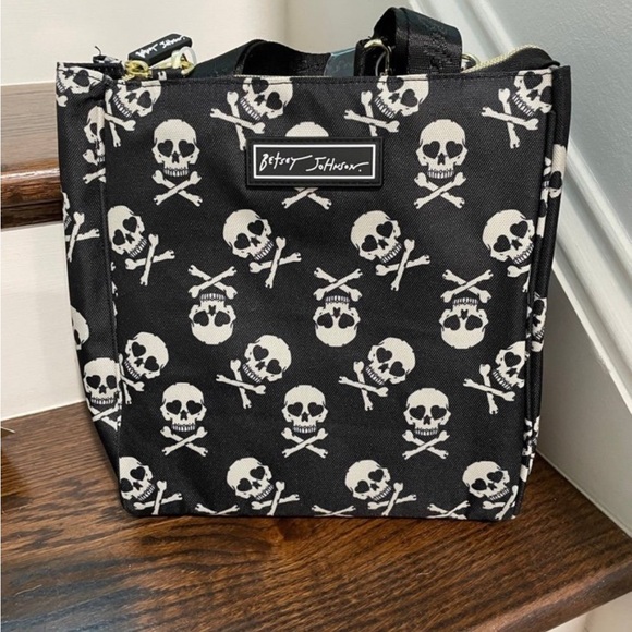 BETSEY JOHNSON BLACK SKULL INSULATED LUNCH TOTE NWT - Picture 8 of 10